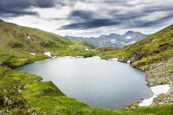 Landskap från Capra Lake och Făgăraş bergen — Stockfoto