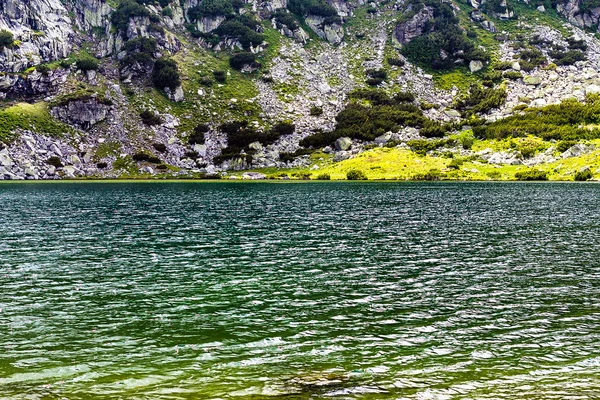 Beau paysage d'été avec le lac Calcescu à Parang mountai — Photo