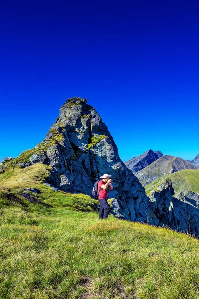 Tourist looking at the view and taking photos — Stock Photo, Image