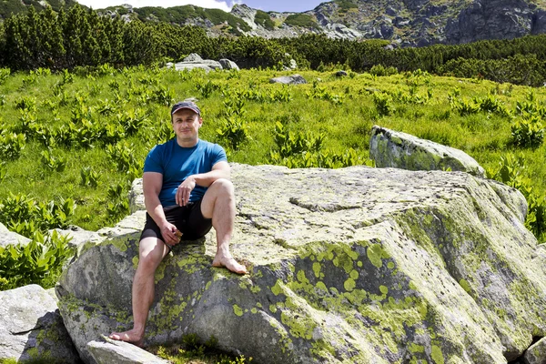 山でハイキングの後休んで男 — ストック写真