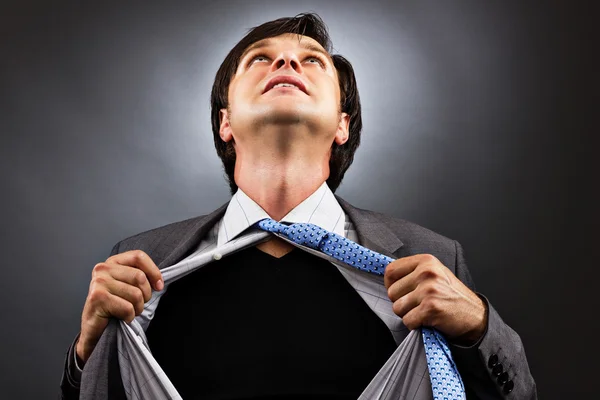 Homem de negócios rasgando sua camisa — Fotografia de Stock