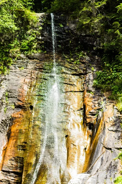 Paisagem com cachoeira — Fotografia de Stock