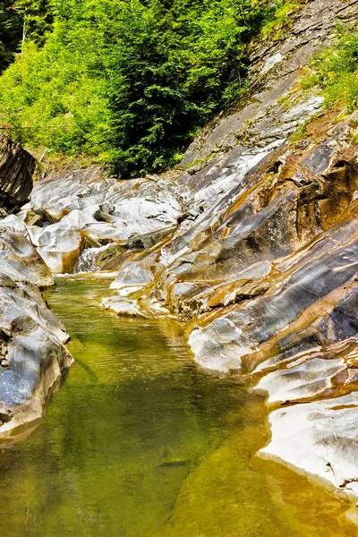Água de fluxo de um rio de montanha — Fotografia de Stock