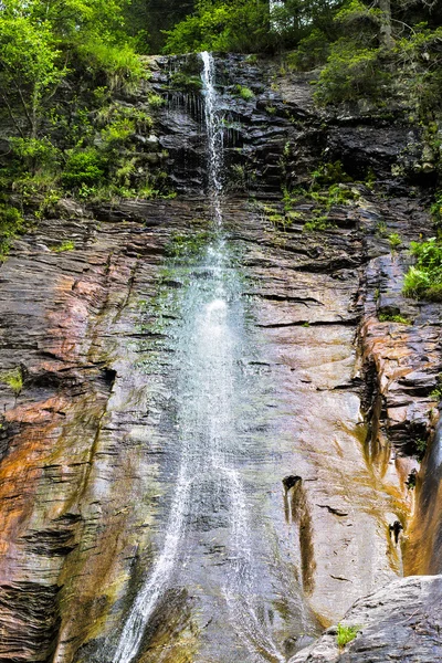 Paisaje con cascada de Cárpatos — Foto de Stock