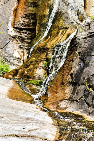 Paisagem com cachoeira de Cárpatos — Fotografia de Stock