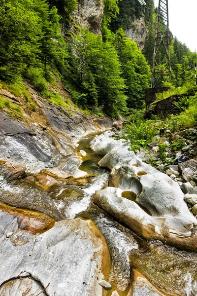 Поток воды из горной реки — стоковое фото