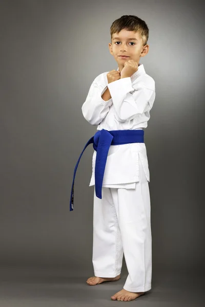 Pequeño niño entrenamiento karate — Foto de Stock