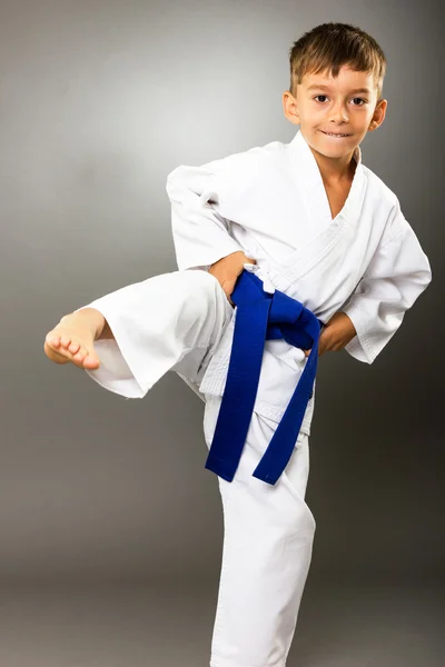 Piccolo ragazzo formazione karate — Foto Stock
