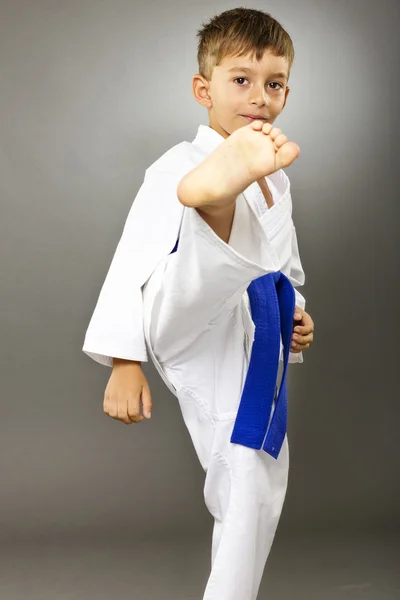 Piccolo ragazzo formazione karate — Foto Stock