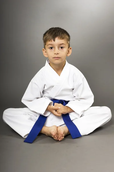 Портрет хлопчика в кімоно тренування на підлозі — стокове фото