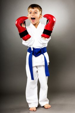 Kırmızı eldiven karate eğitimi ile küçük çocuk