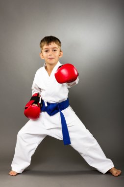 Kırmızı eldiven karate eğitimi ile küçük çocuk