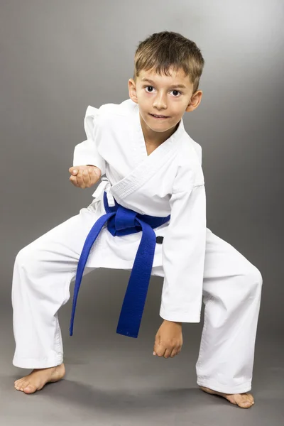 Piccolo ragazzo formazione karate — Foto Stock