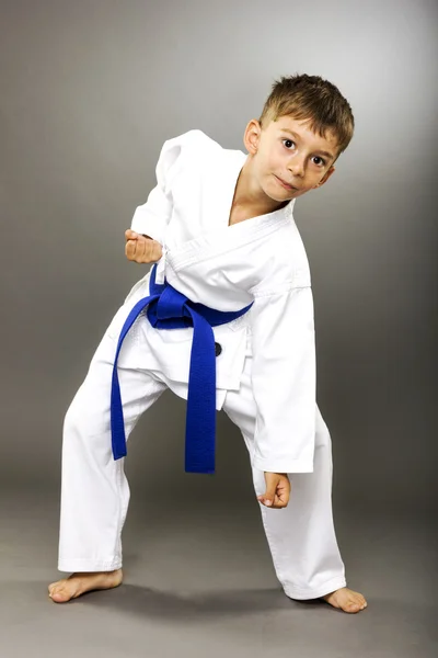 Pequeño niño entrenamiento karate — Foto de Stock