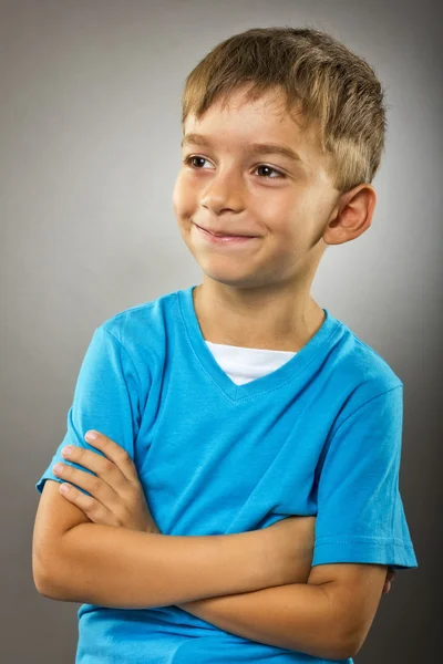 Nahaufnahme Porträt eines süßen kleinen Jungen mit verschränkten Armen — Stockfoto