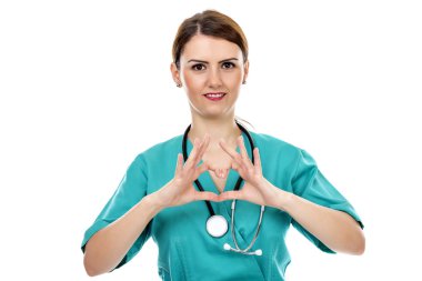 Genç kadın doktor stetoskop kalp şekil verme ile 