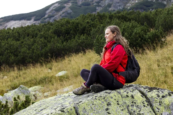 Frau bewundert die Aussicht vom Rand einer Klippe — Stockfoto