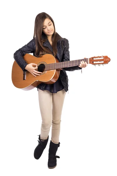 Vacker tonåring spela gitarr — Stockfoto