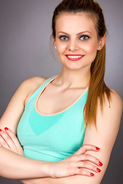 Jovem mulher fitness fazendo exercícios — Fotografia de Stock