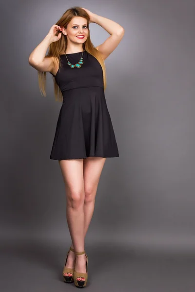 Portrét sexy Mladá blondýnka černé mini šaty — Stock fotografie
