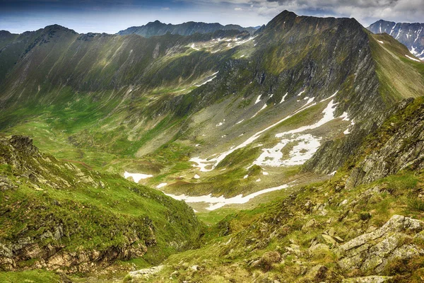 Krásná krajina od skalnatého Fagarašské pohoří v Rumunsku — Stock fotografie