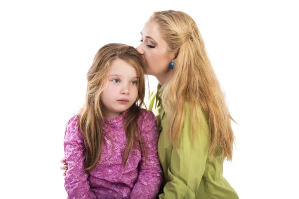 年轻的母亲亲吻她可爱的女儿 — 图库照片