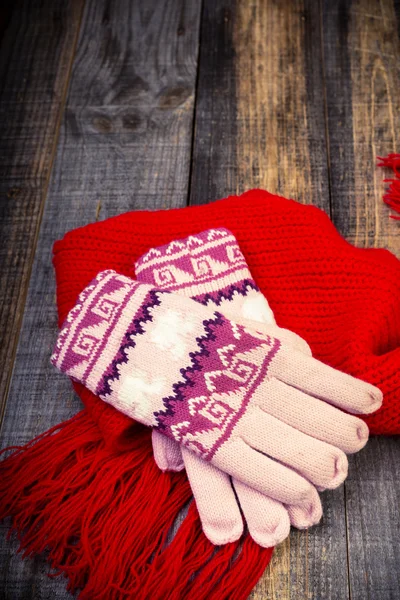 Closeup of knitted winter gloves and scarf — Stock Photo, Image