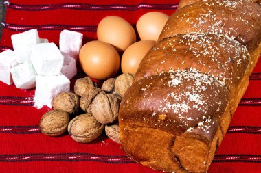 Romen sünger kek ve malzemeler, yumurta, ceviz, jöle