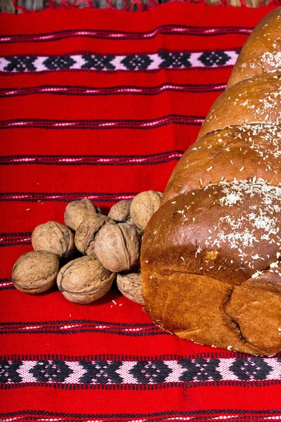 Roemeense biscuit en bos van walnoten op rode traditionele tow — Stockfoto