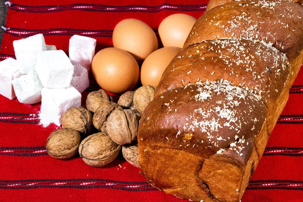 Roemeense biscuit en ingrediënten, eieren, walnoten, jelly — Stockfoto
