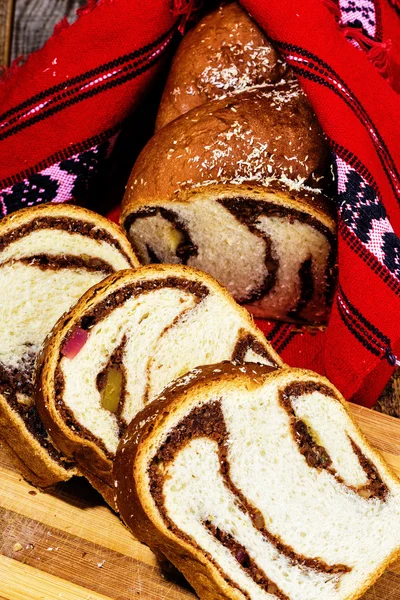 Fatias de bolo de esponja romeno com vermelho tradicional — Fotografia de Stock