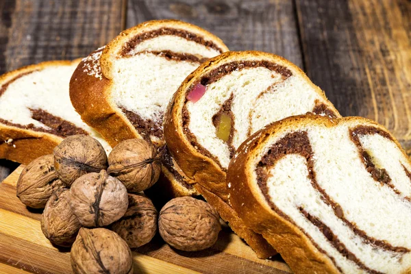 Segmenten van Roemeense spons cake en een bos — Stockfoto