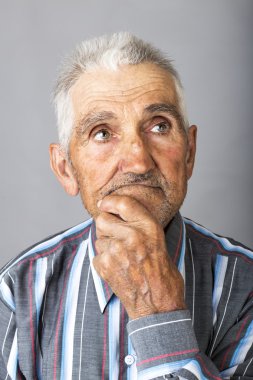 düşünceli yaşlı adam portresi portre
