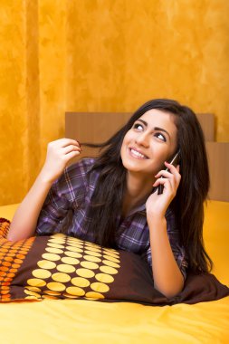 mutlu güzel genç kız ona akıllı telefon konuşma