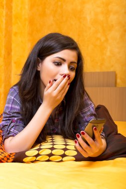 güzel genç kız onun akıllı telefon asthonis ile seyir