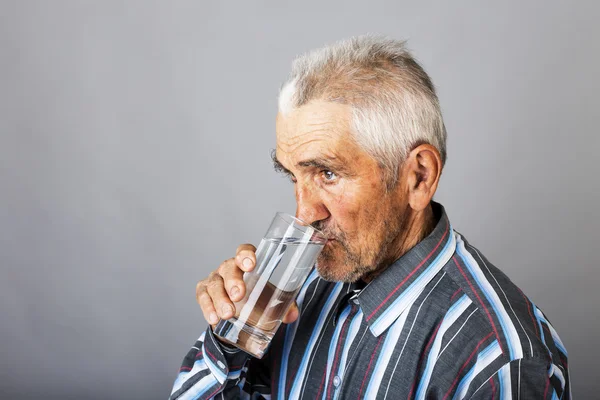 Portrét žízeň starší muž pitné vody — Stock fotografie