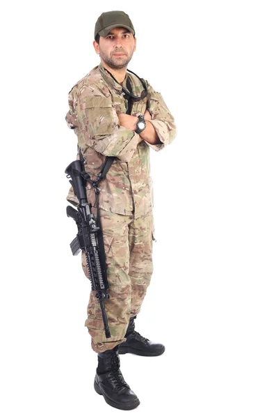 Retrato de comprimento total de jovem soldado em roupas do exército com arma de um — Fotografia de Stock