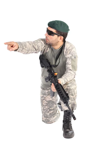 Porträt eines Soldaten oder Kommandeurs, der sein Gewehr hält und zeigt — Stockfoto