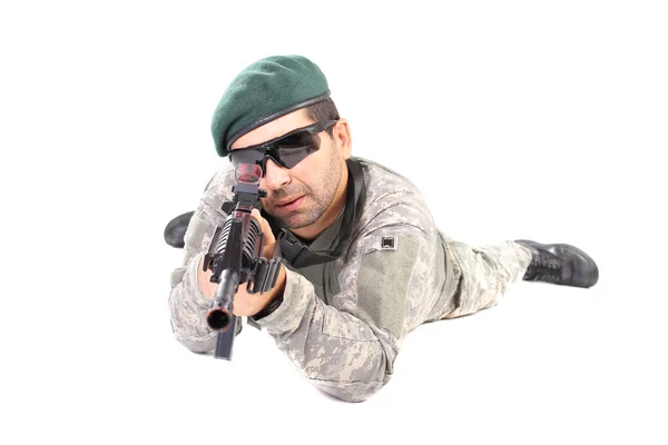 Close-up van jonge soldaat of sniper gericht met een geweer — Stockfoto