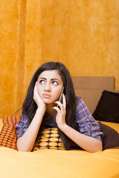 Fechar-se de bela menina adolescente falando em seu telefone inteligente — Fotografia de Stock