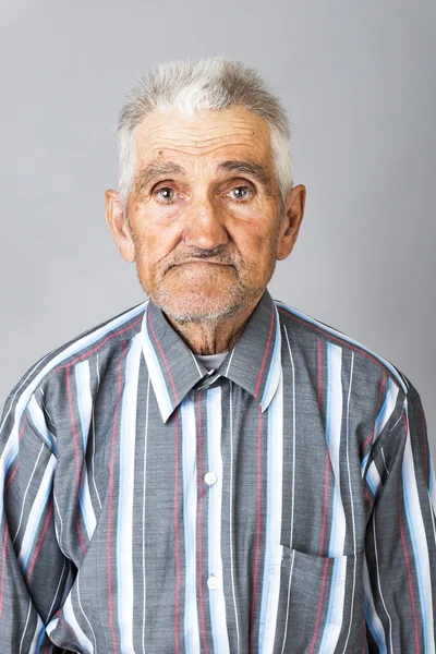 Nahaufnahme Porträt eines ausdrucksstarken alten Mannes lizenzfreie Stockbilder