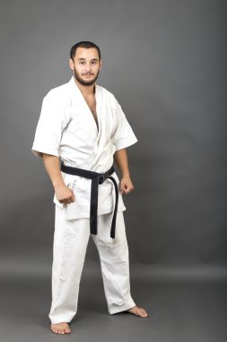 Beyaz kimono ve siyah kuşak genç adam stüdyo çekim