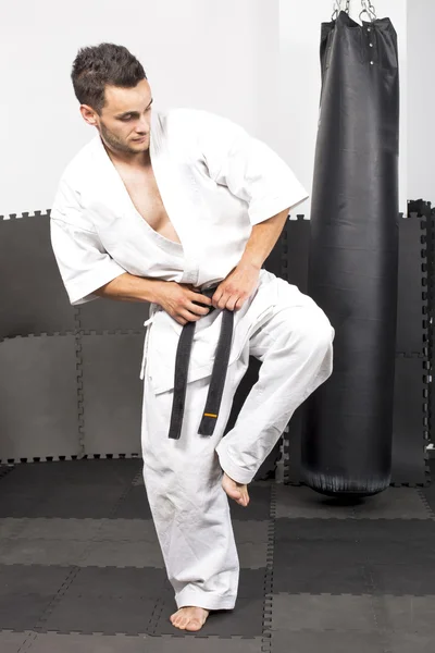 Retrato de comprimento total do jovem em kimono trainig karatê — Fotografia de Stock