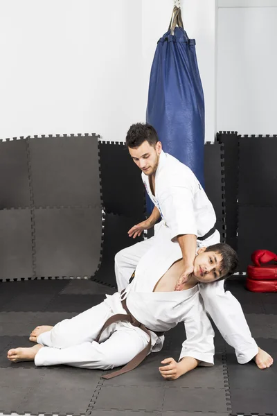 Dos jóvenes en kimono que luchan ashihara karate-durante su t — Foto de Stock