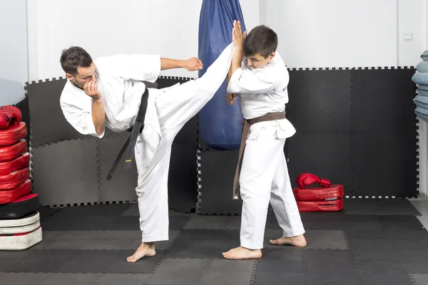 Dos jóvenes en kimono que luchan ashihara karate-durante su t — Foto de Stock