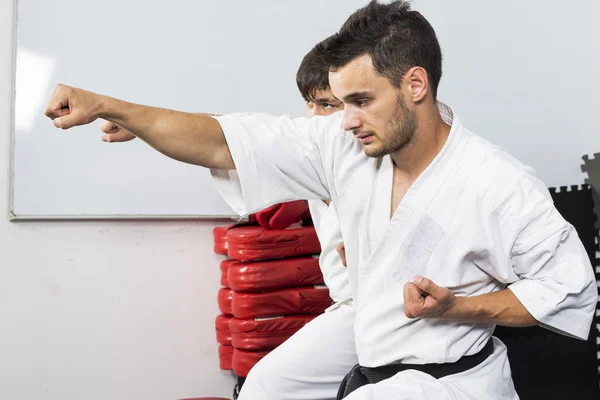 Két fiatal férfi kimonó harcok során a képzés — Stock Fotó