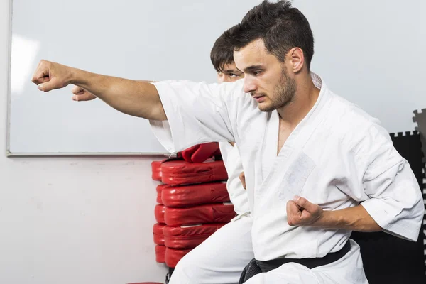 Twee jonge mannen in kimono vechten tijdens hun opleiding — Stockfoto