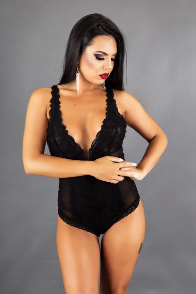 Retrato de una sensual morena posando en sexy negro linger — Foto de Stock