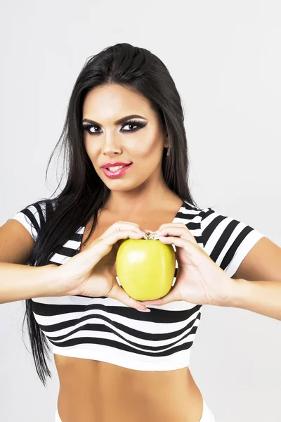 Retrato de mujer sexy sosteniendo una manzana verde, cono de comida saludable — Foto de Stock