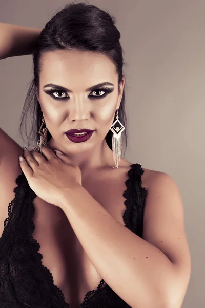 Retrato de una sensual morena posando en sexy negro linger —  Fotos de Stock